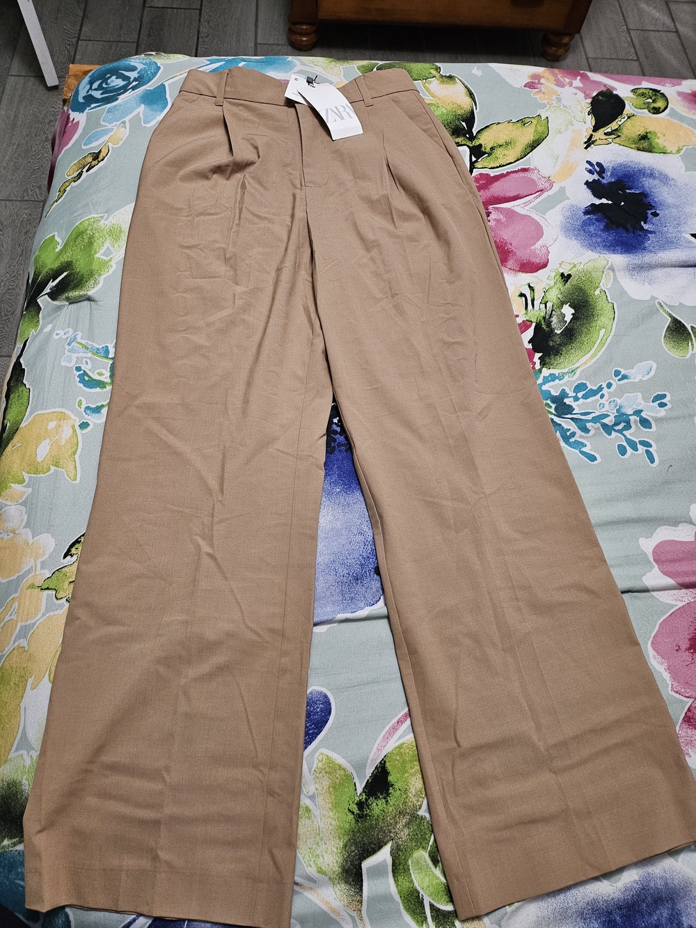 Zara  Wide-Leg Pleated Chinos - Beige